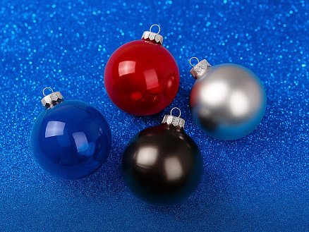 Стеклянный елочный шар Christmas bauble, синий прозрачный, с серебристым колпачком в черной коробке