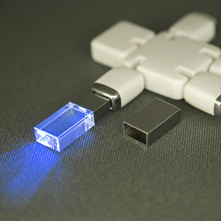Флеш накопитель USB 2.0 Кристалл, металл/стекло, прозрачный/серебристый, подсветка синим, 32 GB